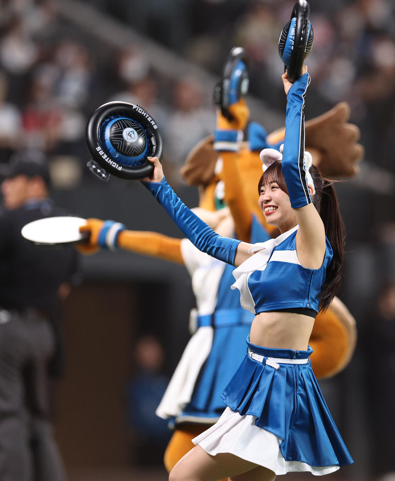 日本ハム対ソフトバンク　ひつじの被り物をつけながら「ジンギスカンダンス」を踊るファイターズガール（撮影・佐藤翔太）