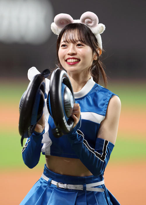 日本ハム対ソフトバンク　ひつじの被り物をつけながら「ジンギスカンダンス」を踊るファイターズガールの塩沢美咲さん（撮影・佐藤翔太）