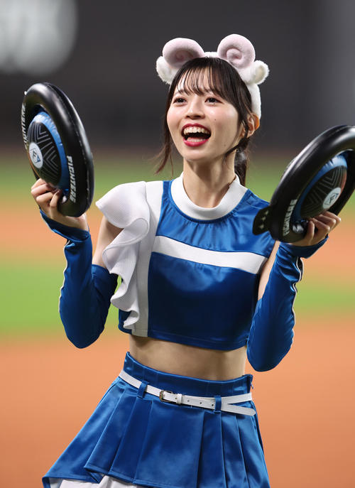 日本ハム対ソフトバンク　ひつじの被り物をつけながら「ジンギスカンダンス」を踊るファイターズガールの塩沢美咲さん（撮影・佐藤翔太）