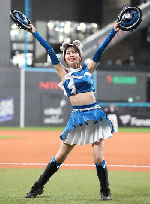 日本ハム対ソフトバンク　ひつじの被り物をつけながら「ジンギスカンダンス」を踊るファイターズガールの塩沢美咲さん（撮影・佐藤翔太）