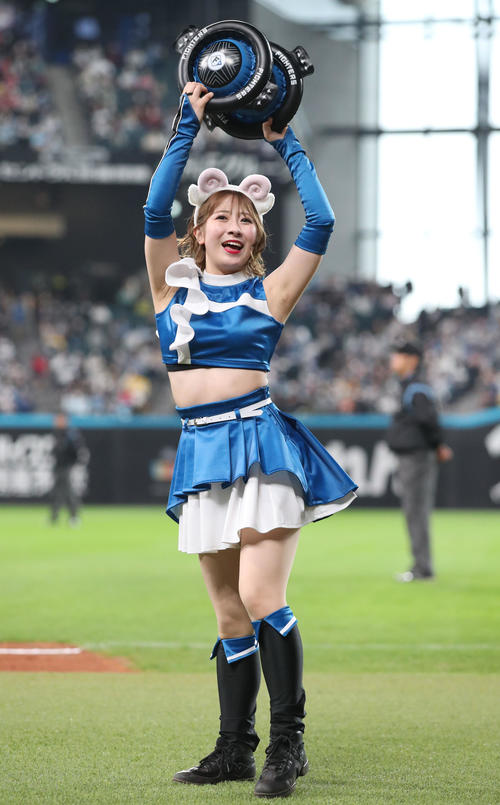 日本ハム対ソフトバンク　ひつじの被り物をつけながら「ジンギスカンダンス」を踊るファイターズガールの吉田桃子さん（撮影・佐藤翔太）