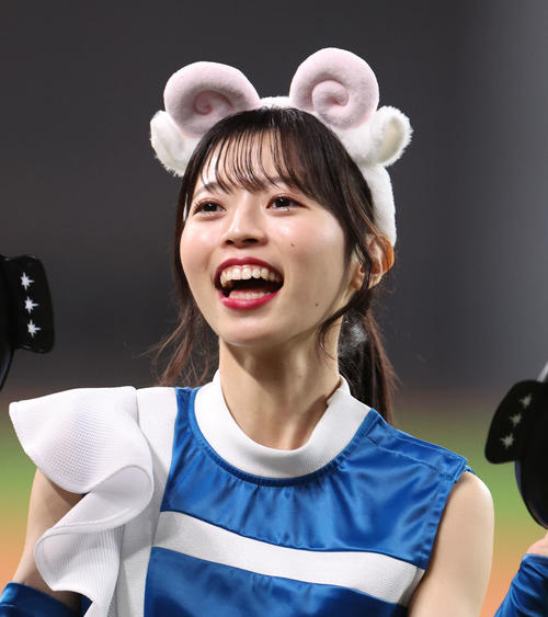 日本ハム対ソフトバンク　ひつじの被り物をつけながら「ジンギスカンダンス」を踊るファイターズガールの塩沢美咲さん（撮影・佐藤翔太）