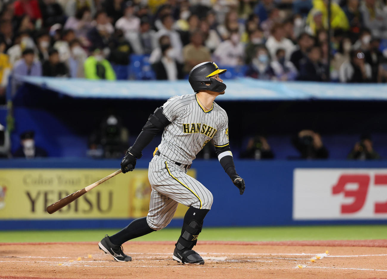 ヤクルト対阪神　5回表阪神無死、右中間に先制のソロ本塁打を放つ佐藤輝（撮影・足立雅史）