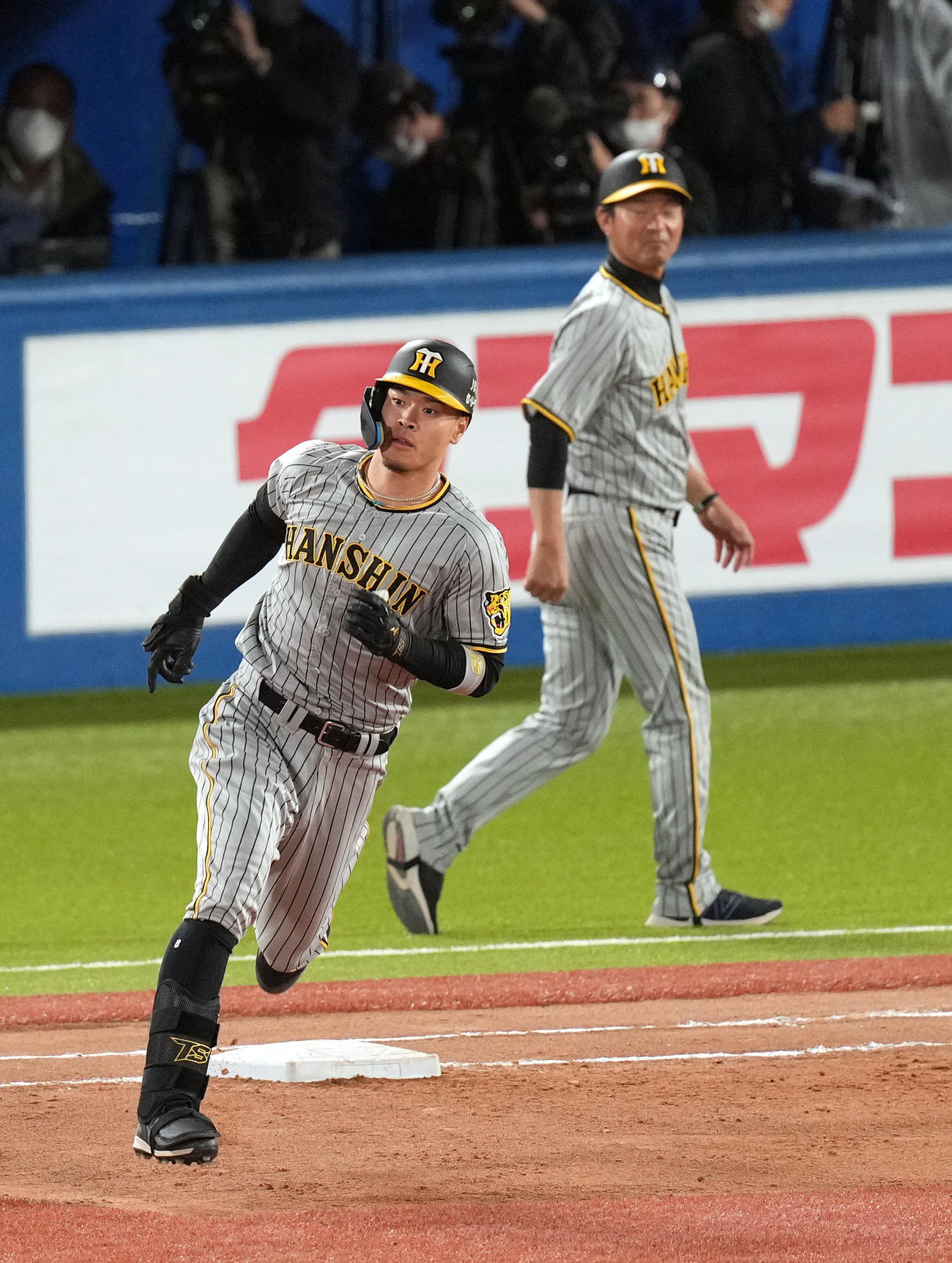 ヤクルト対阪神　5回表阪神無死、先制ソロ本塁打を放つ佐藤輝（撮影・狩俣裕三）