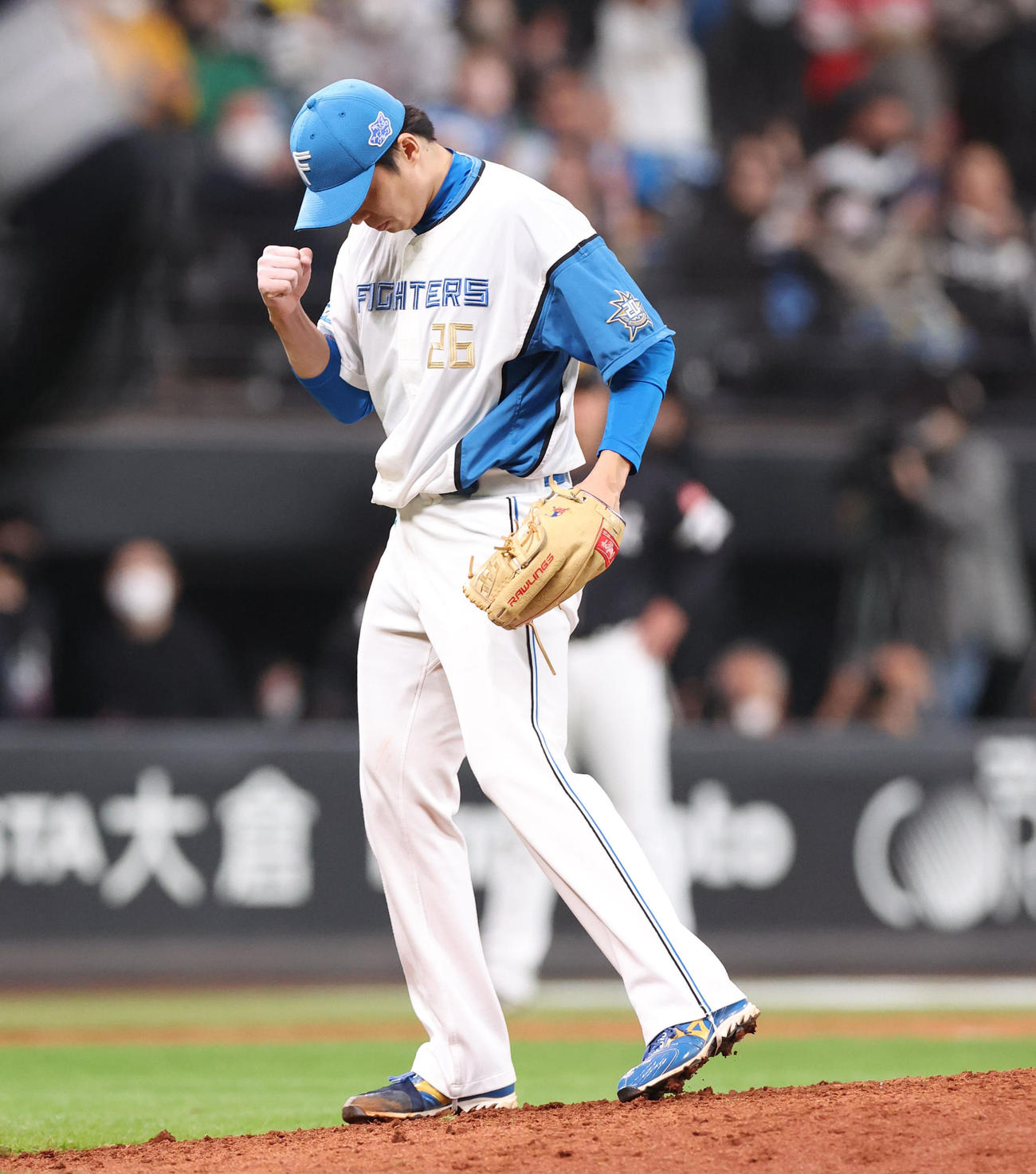 日本ハム対ソフトバンク　9回表を無失点に抑えガッツポーズをする田中正（撮影・佐藤翔太）