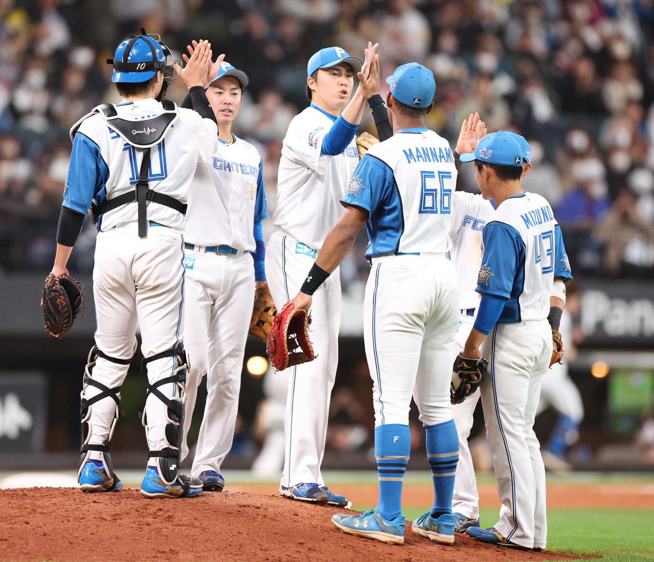 日本ハム対ソフトバンク　最後を締めナインとタッチを交わす日本ハム田中正（中央）（撮影・佐藤翔太）