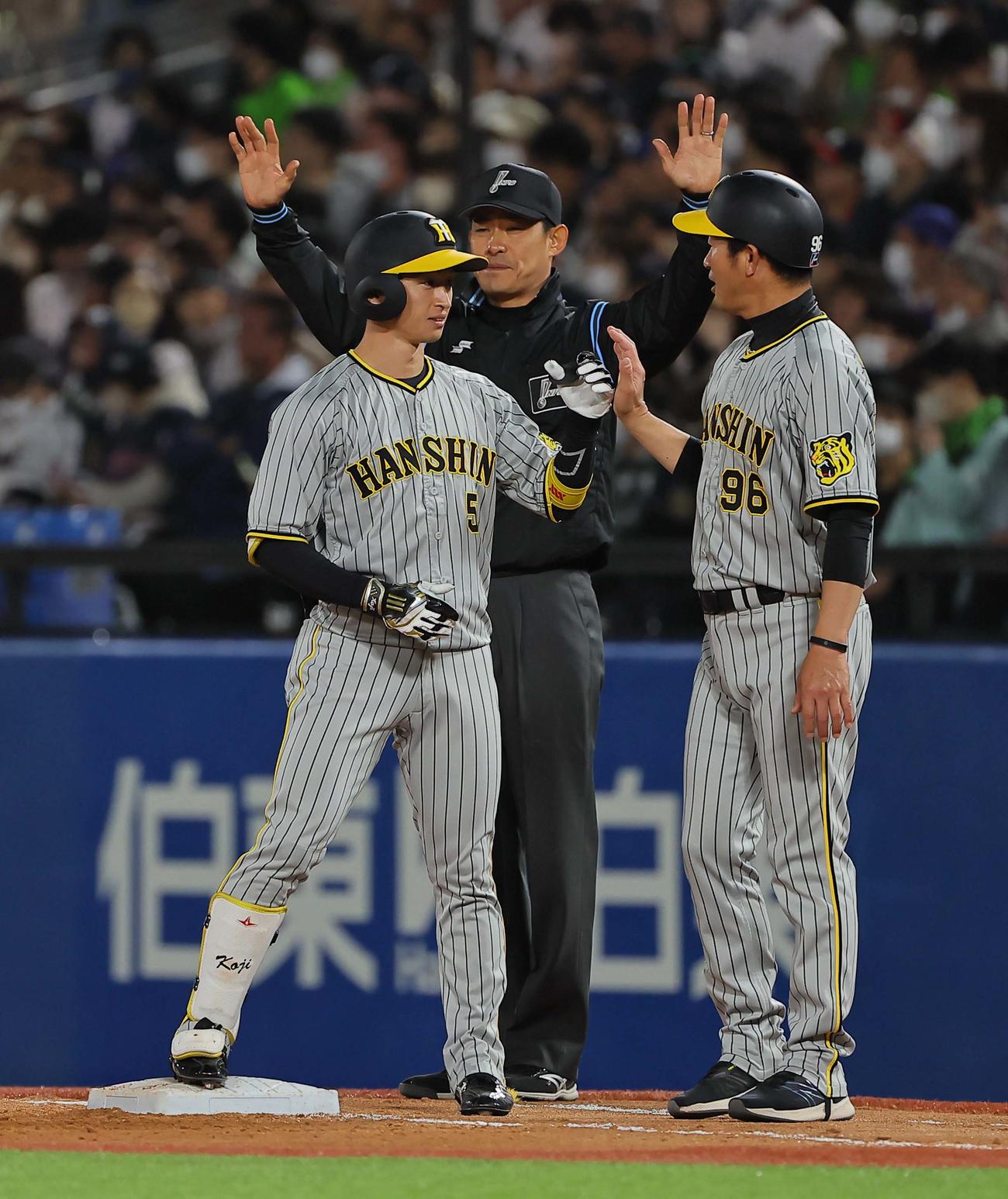 ヤクルト対阪神　5回表阪神2死一、二塁、近本は右前に適時打を放つ（撮影・上田博志）
