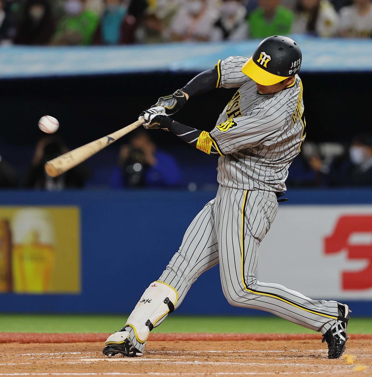 ヤクルト対阪神　5回表阪神2死一、二塁、近本は右前に適時打を放つ（撮影・上田博志）