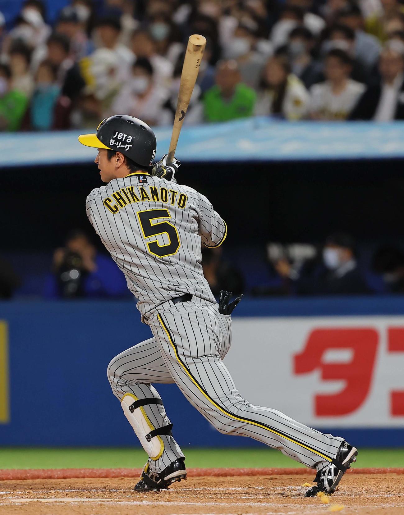 ヤクルト対阪神　5回表阪神2死一、二塁、近本は右前に適時打を放つ（撮影・上田博志）