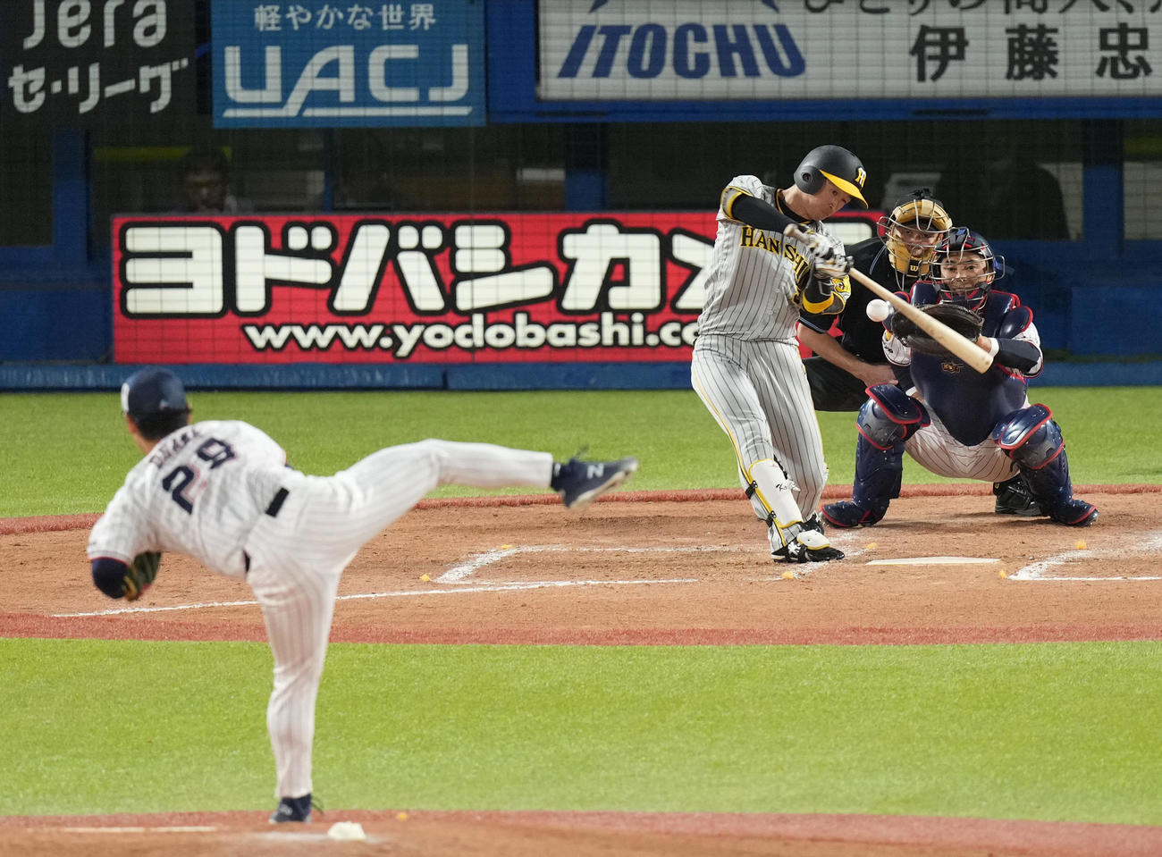 ヤクルト対阪神　5回表阪神2死一、二塁、適時打を放つ近本。投手小川（撮影・狩俣裕三）