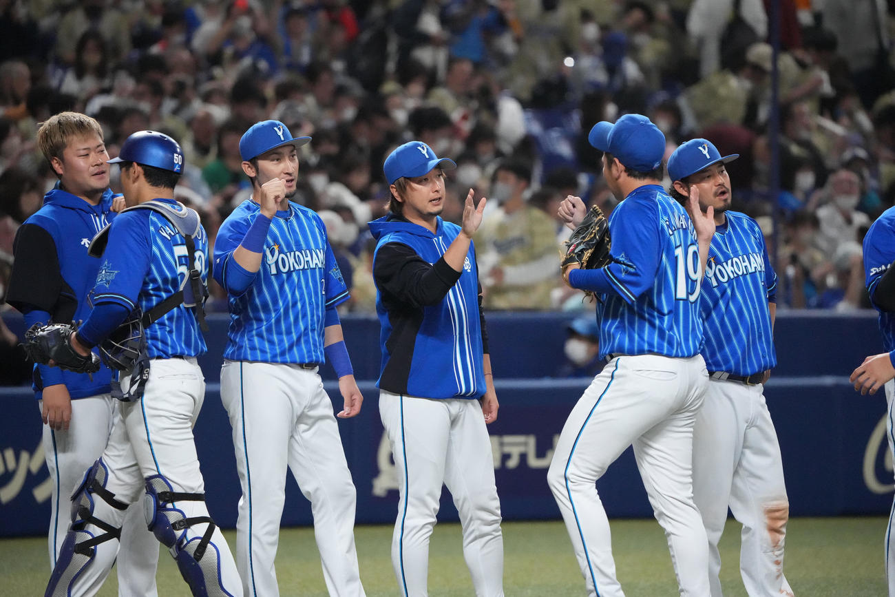 中日対DeNA　中継ぎで3勝目を挙げナインを出迎えるDeNA三嶋（中央）（撮影・森本幸一）