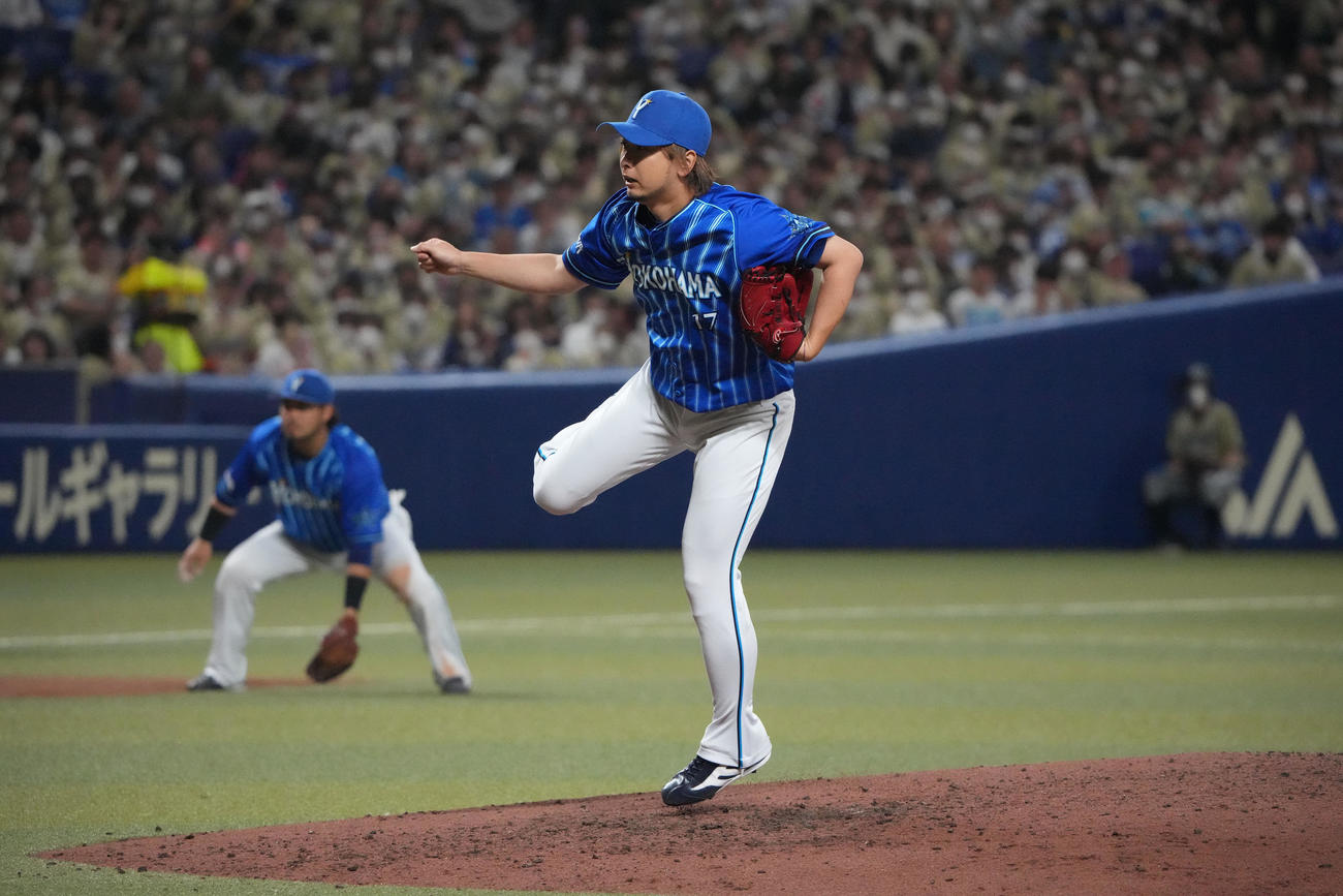 5回裏中日1死二、三塁、DeNA2番手で登板する三嶋（撮影・森本幸一）