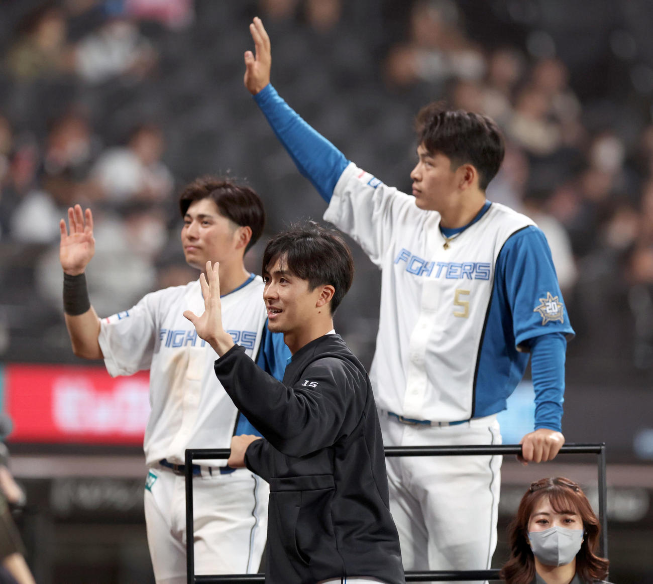 日本ハム対ソフトバンク　手を振りながら球場を一周する左から日本ハム上川畑、上沢、野村（撮影・佐藤翔太）