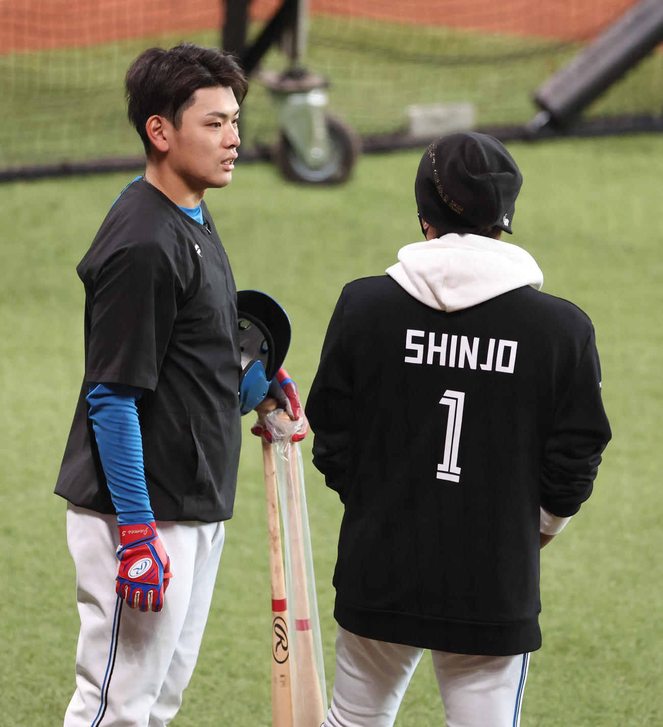 日本ハム対ソフトバンク　試合前、会話する日本ハム野村（左）と新庄監督（撮影・佐藤翔太）