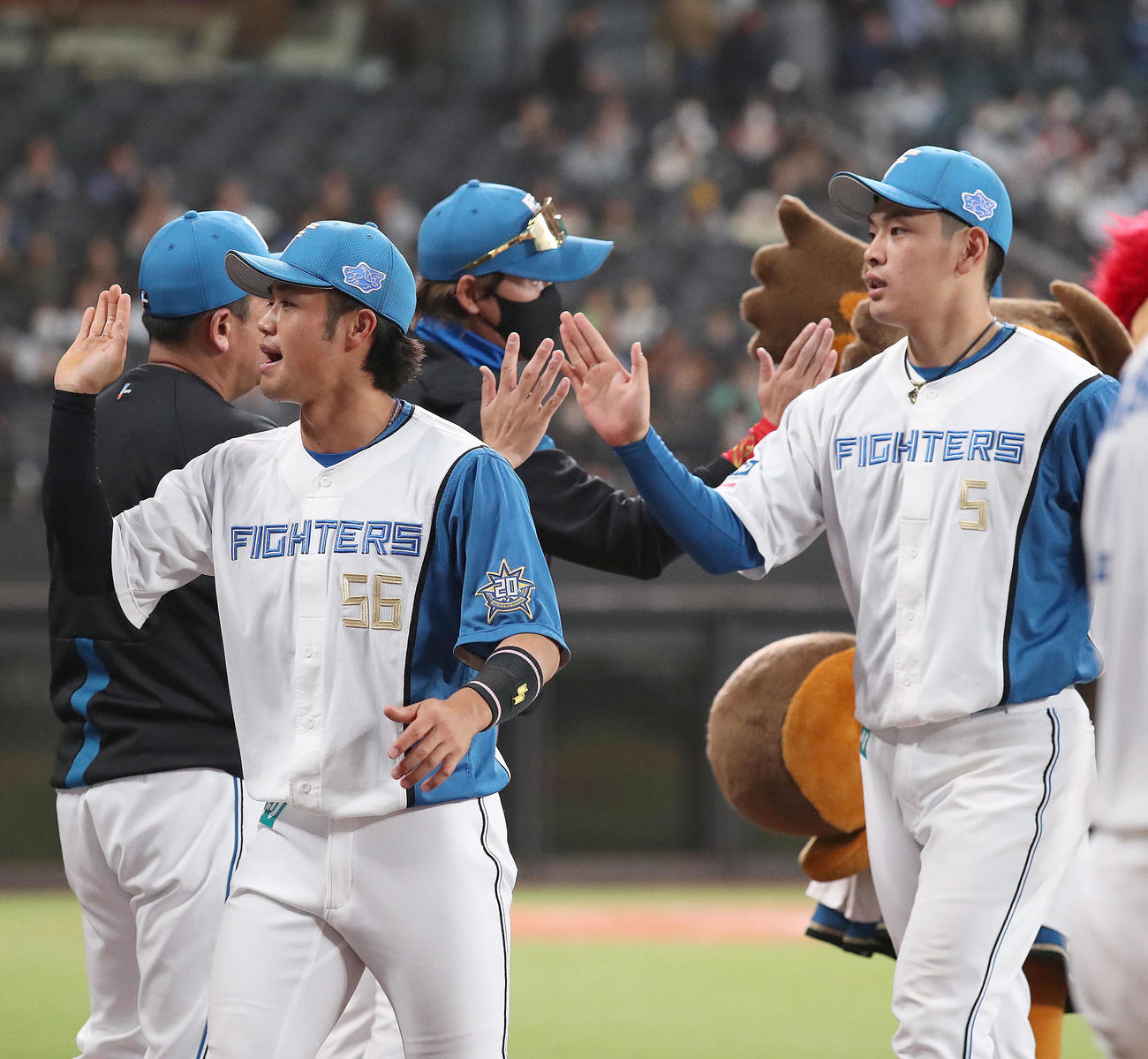 日本ハム対ソフトバンク　試合終了後、日本ハム新庄監督（中央後方）は野村を出迎える（撮影・佐藤翔太）