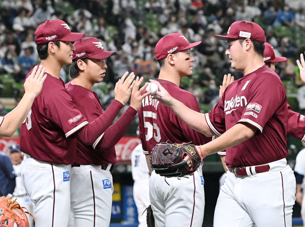 西武対楽天　試合後、勝利投手の楽天藤平（左から2人目）は試合を締めた安楽から記念球を受け取る（撮影・滝沢徹郎）