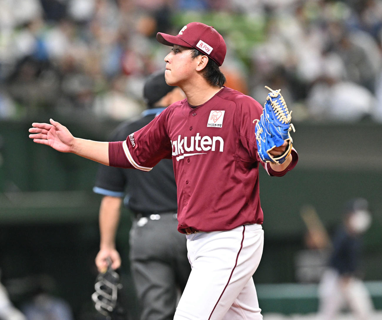 西武対楽天　5回を投げ終えグラブをたたく楽天先発の藤平（撮影・滝沢徹郎）