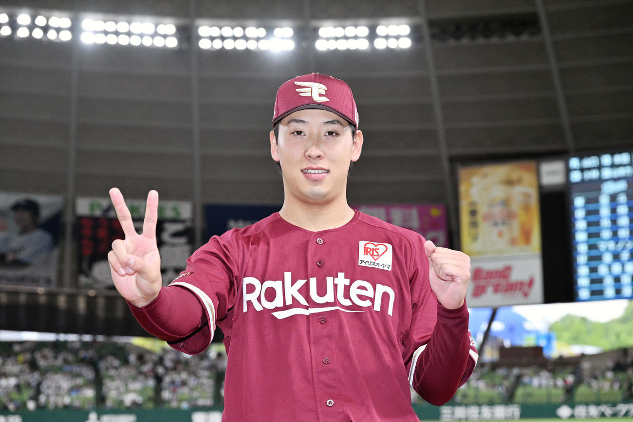 西武対楽天　ヒーローインタビューを終えポーズを決める楽天藤平（撮影・滝沢徹郎）