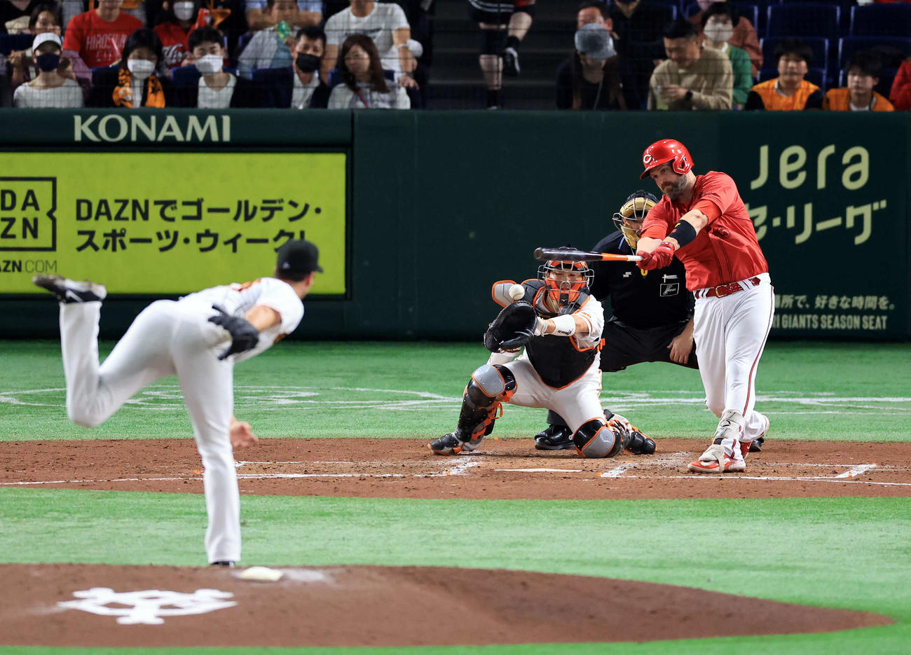 巨人対広島　3回表広島2死一、二塁、デビッドソンは勝ち越し適時打を放つ。投手グリフィン（撮影・浅見桂子）