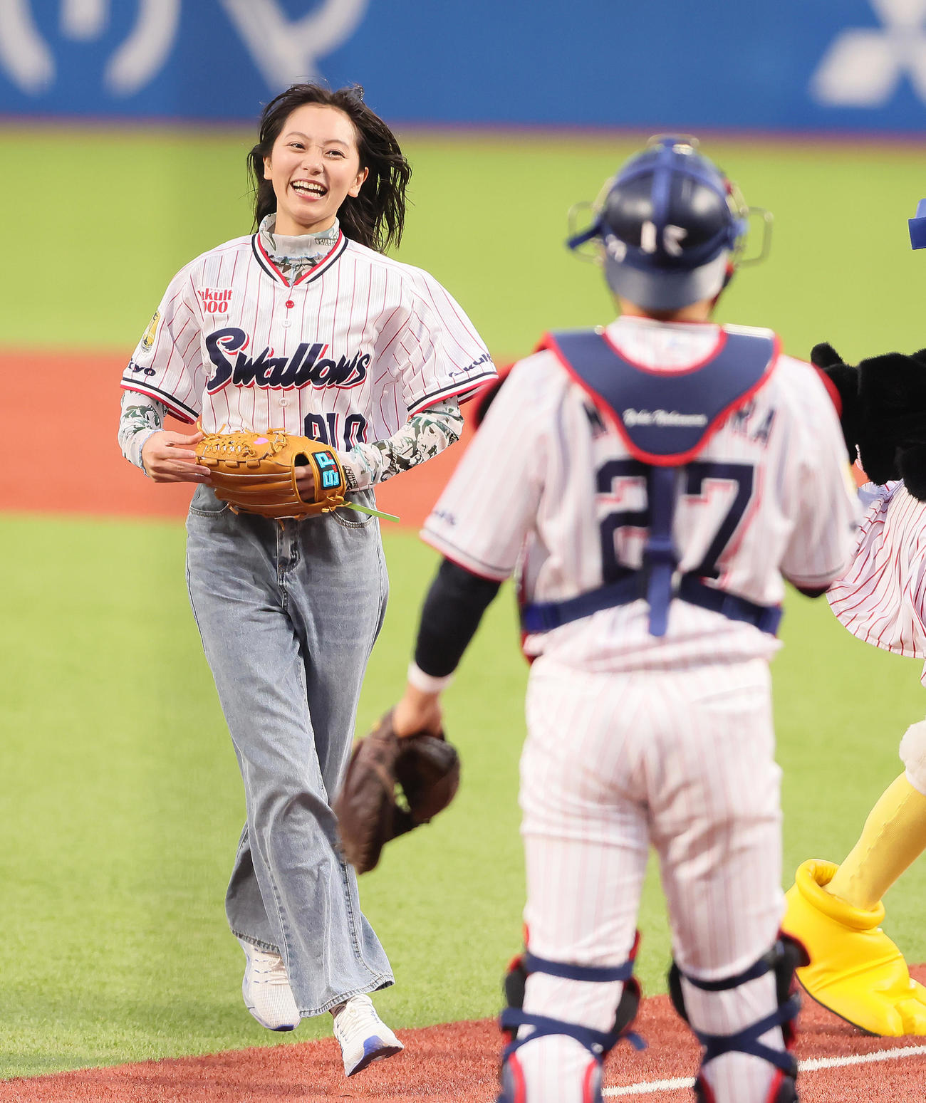 ヤクルト対阪神　始球式を終え笑顔を見せる工藤綾乃（撮影・足立雅史）