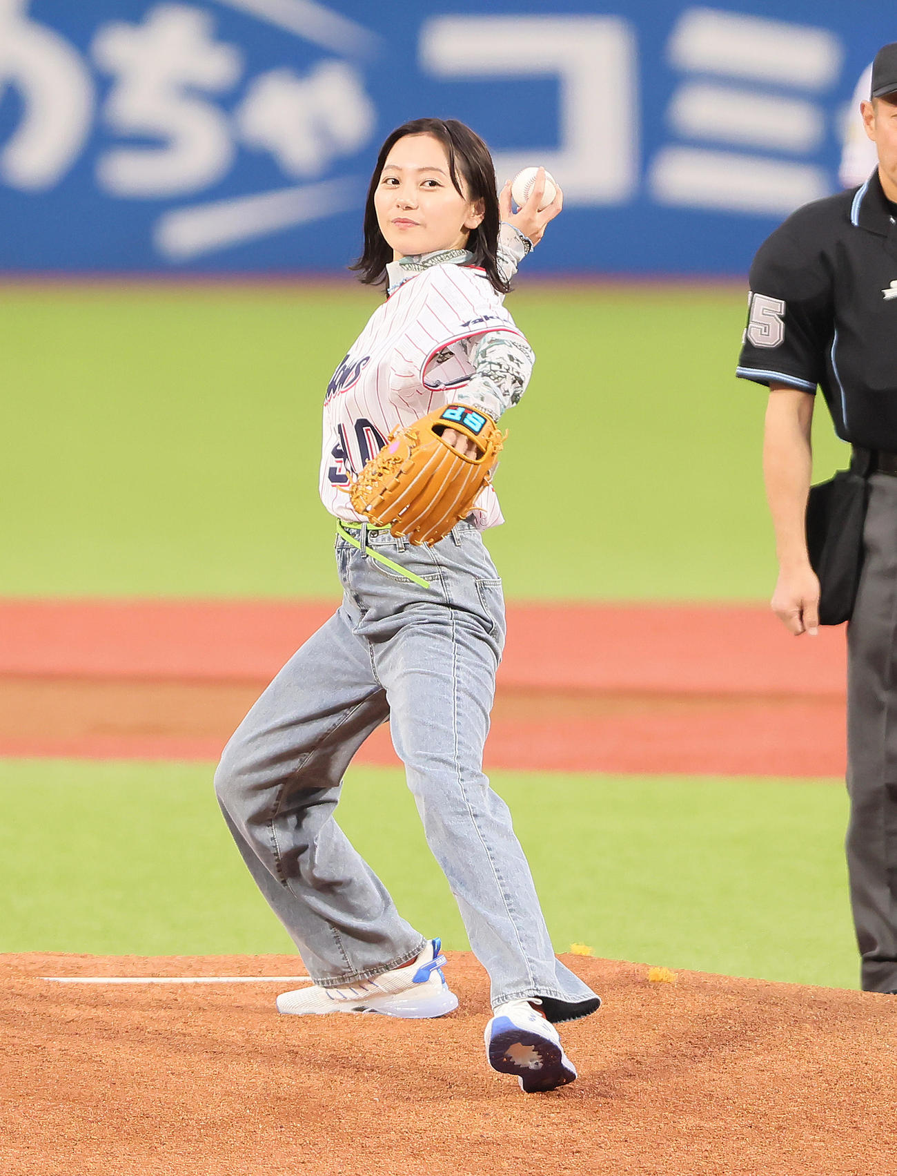 ヤクルト対阪神　始球式を務めた工藤綾乃（撮影・足立雅史）
