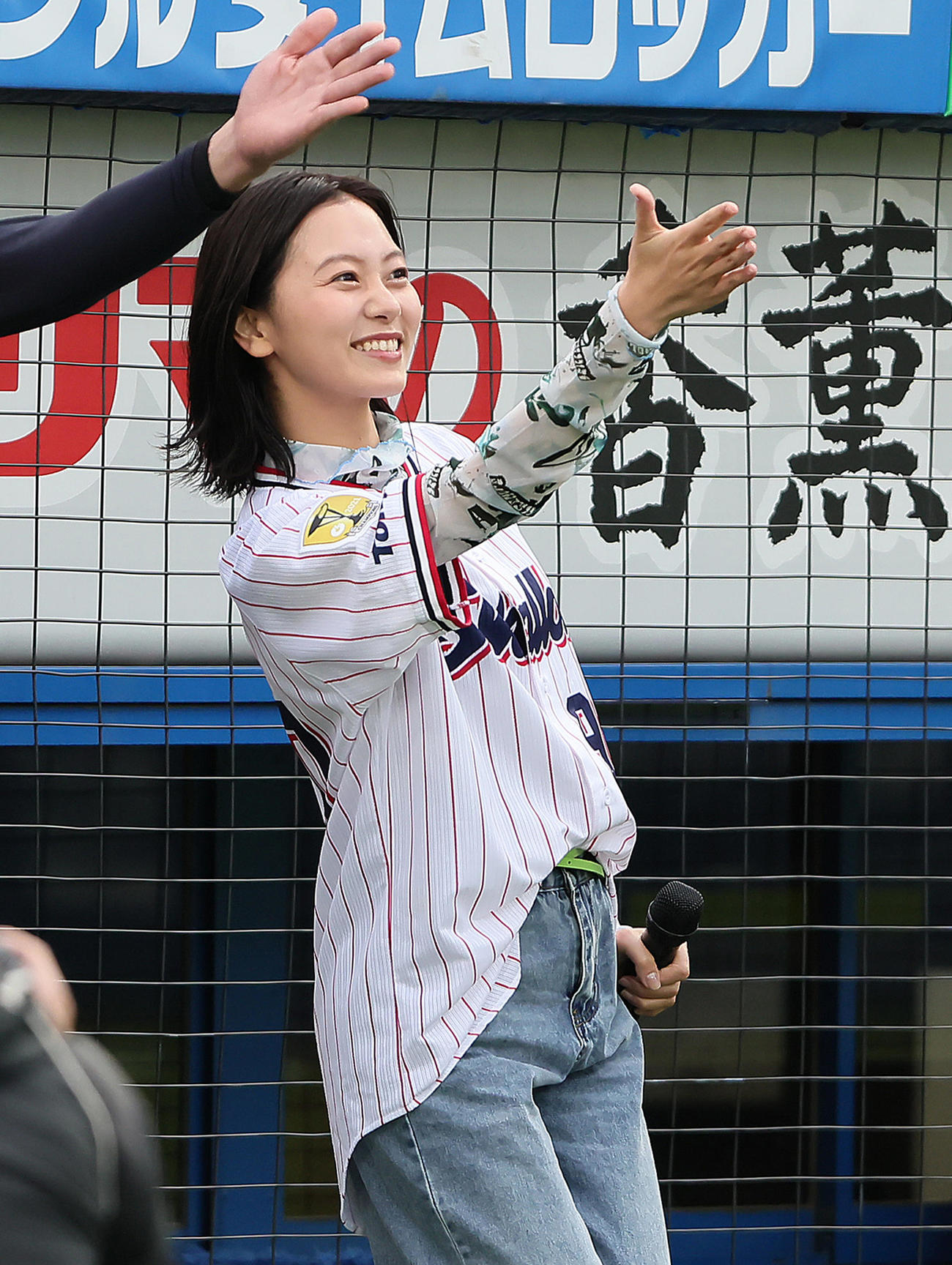 球場に登場した工藤綾乃（撮影・足立雅史）