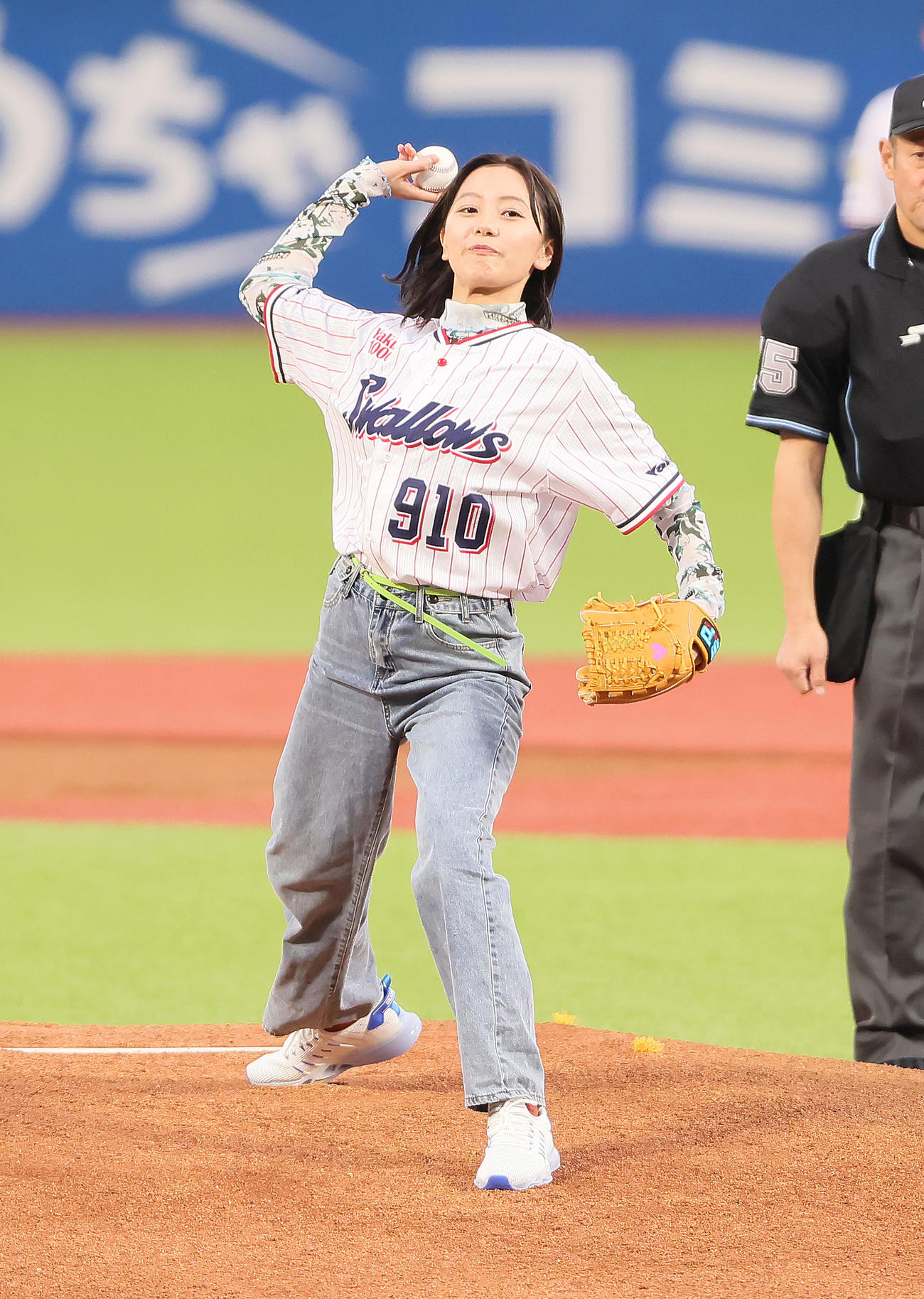 ヤクルト対阪神　始球式を務めた工藤綾乃（撮影・足立雅史）