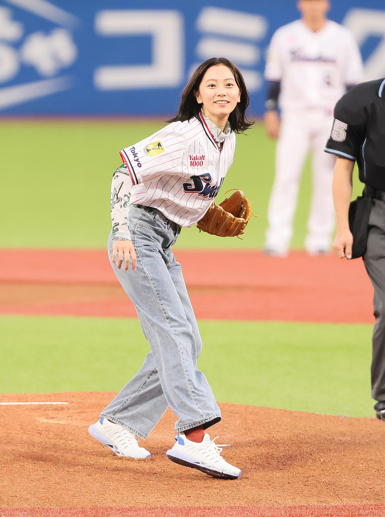 ヤクルト対阪神　始球式を務めた工藤綾乃（撮影・足立雅史）