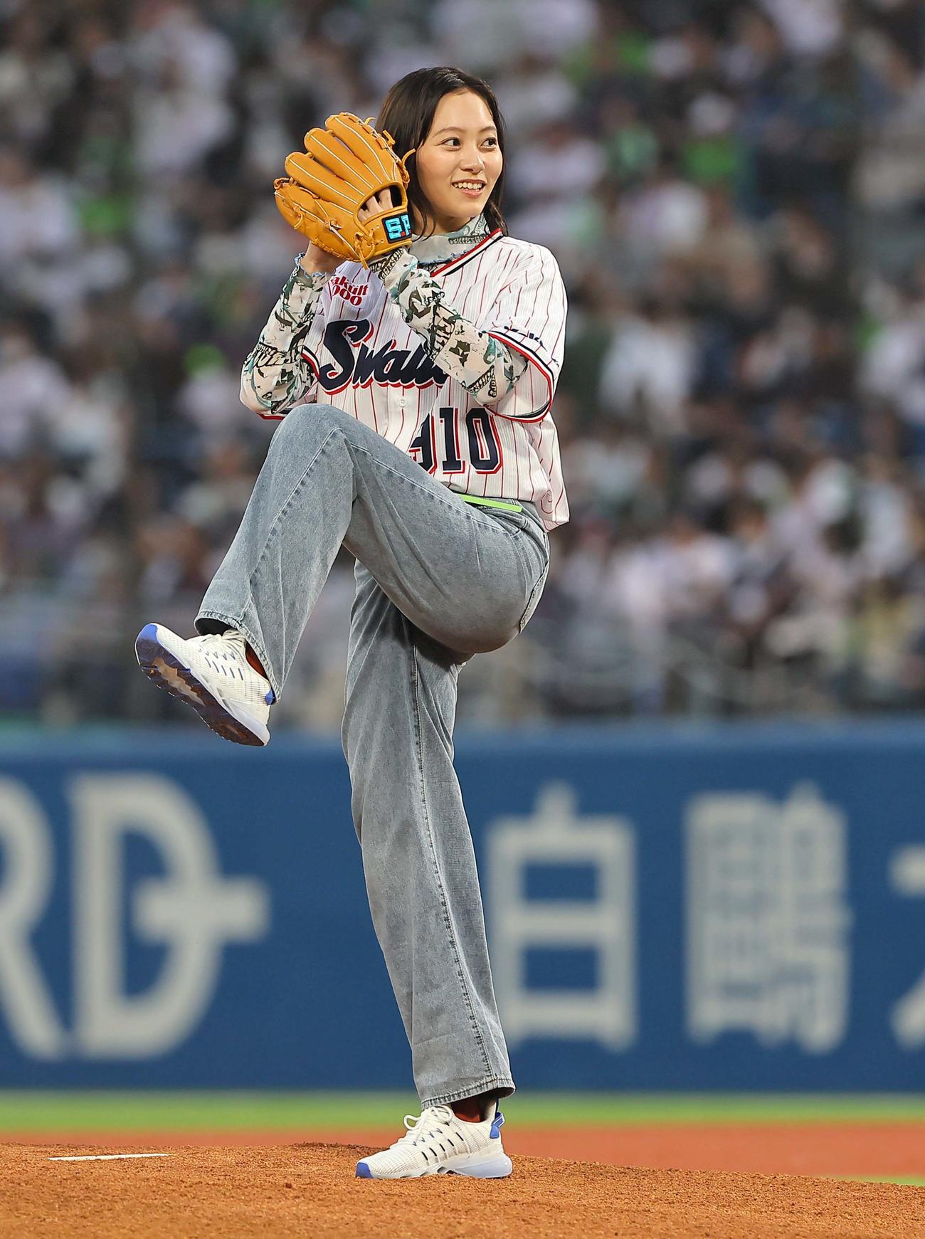ヤクルト対阪神　始球式で投球する女優の工藤綾乃（撮影・上田博志）