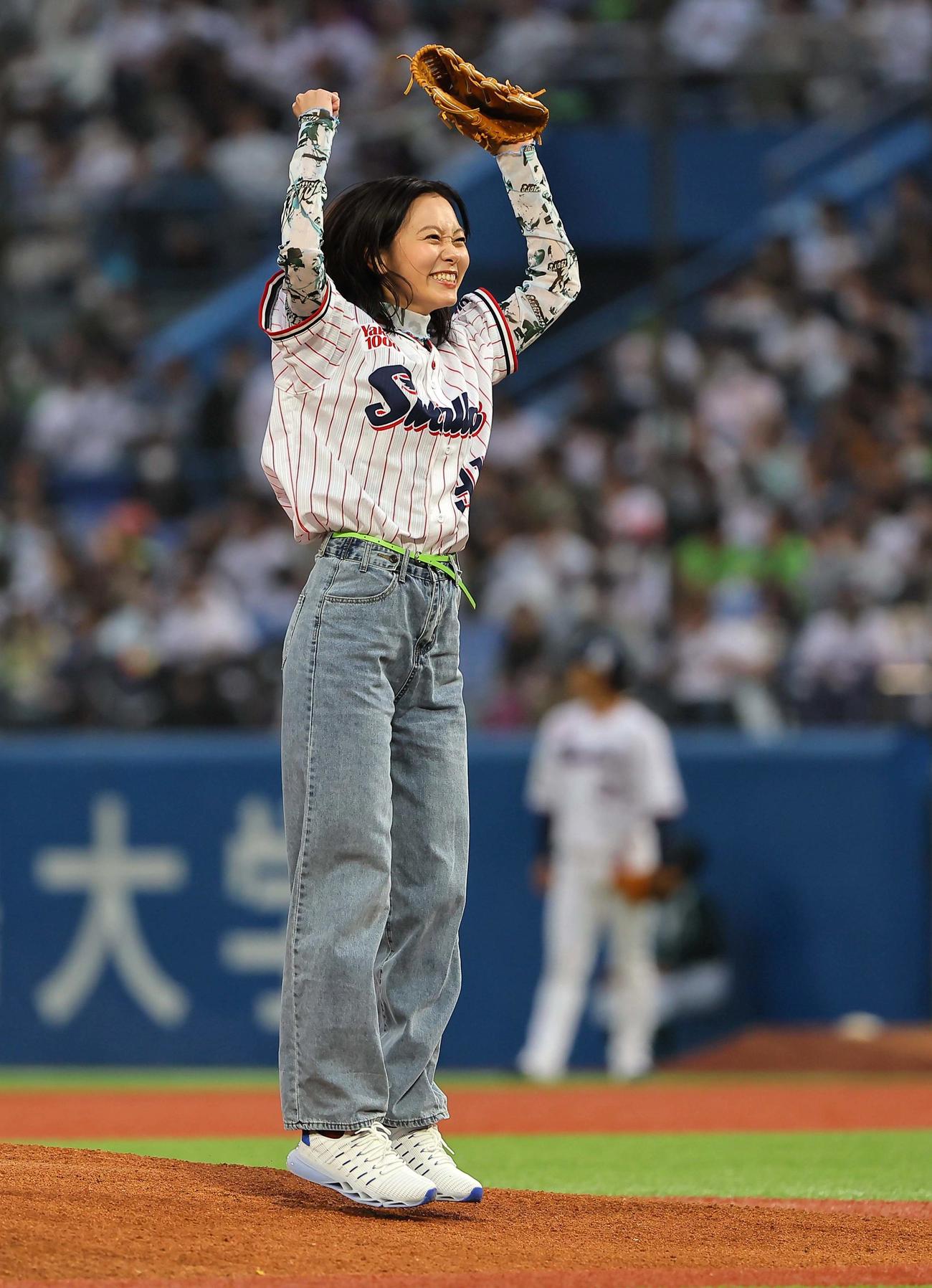 ヤクルト対阪神　始球式で投球し笑顔を見せる女優の工藤綾乃（撮影・上田博志）