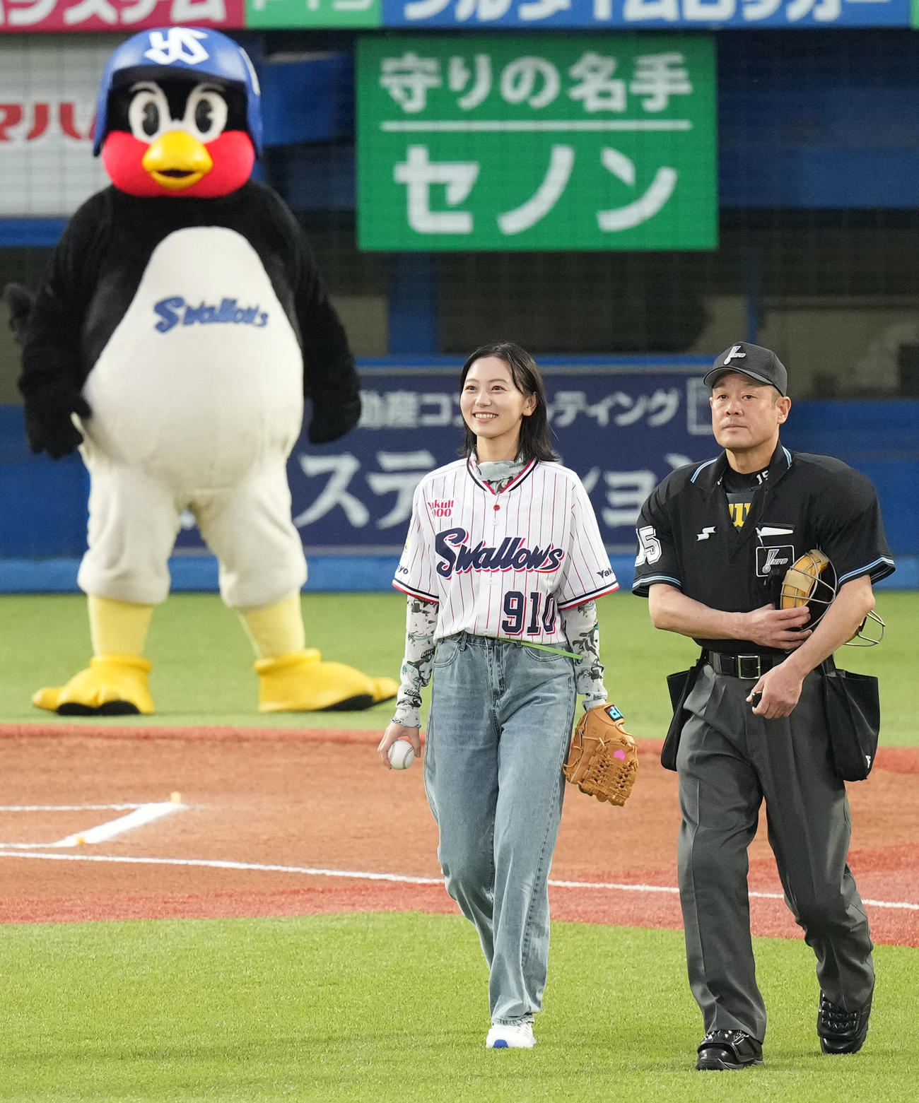 ヤクルト対阪神　始球式を務める工藤綾乃（左）（撮影・狩俣裕三）