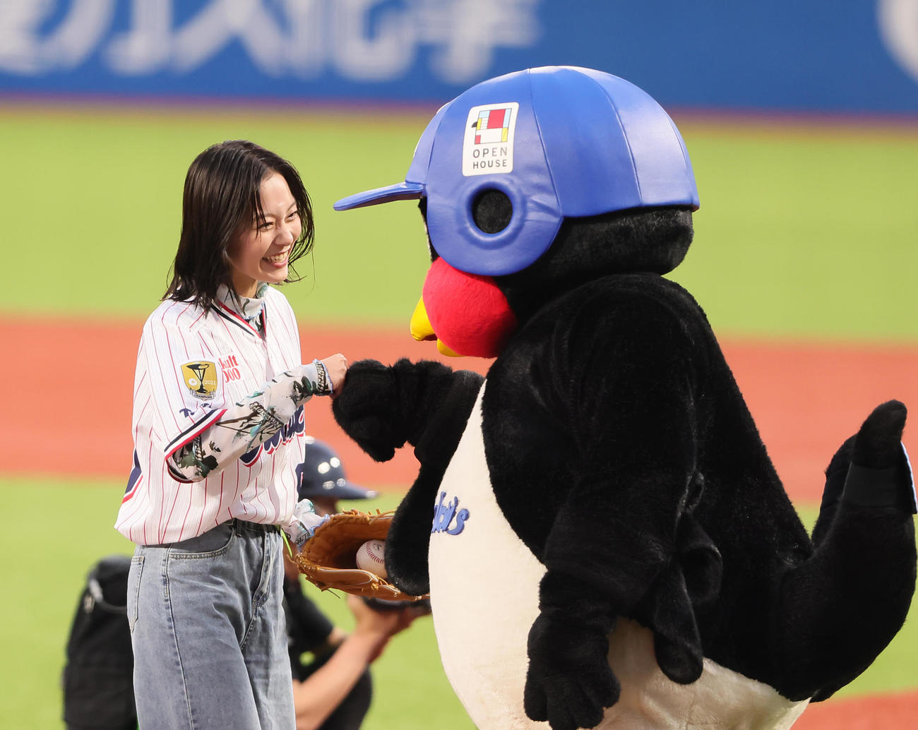ヤクルト対阪神　始球式を終え、つば九郎とタッチを交わす工藤綾乃（撮影・足立雅史）