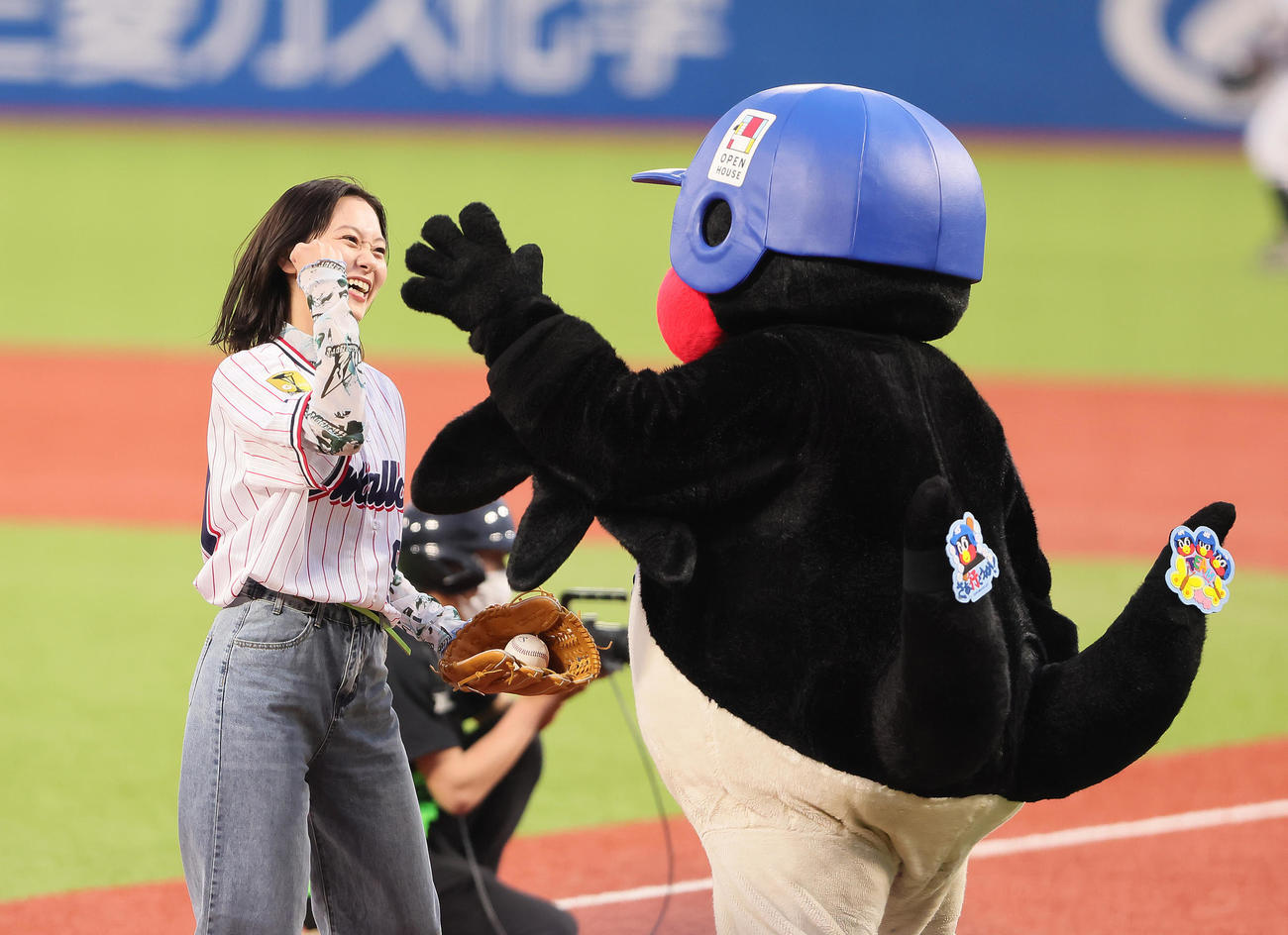 ヤクルト対阪神　始球式を終え、つば九郎とタッチを交わす工藤綾乃（撮影・足立雅史）