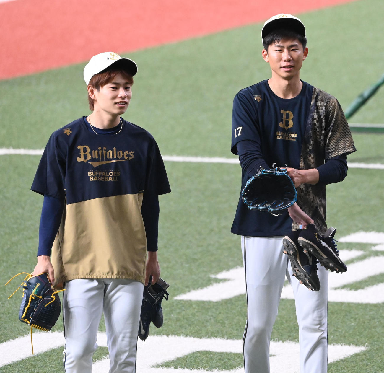 オリックス対ロッテ　練習を終え引き揚げる山岡（左）と曽谷（撮影・和賀正仁）