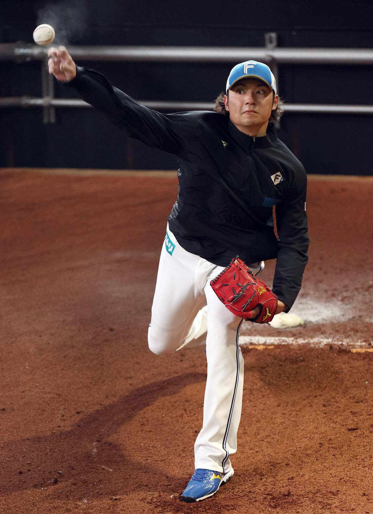 日本ハム対ソフトバンク　ブルペンで投球練習をする日本ハム伊藤（撮影・佐藤翔太）