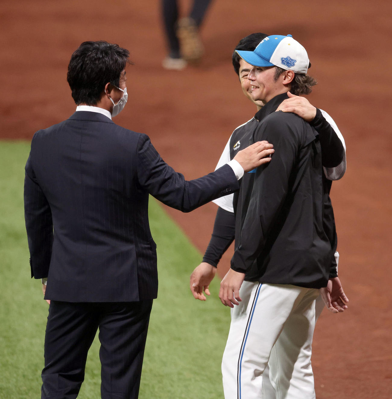 日本ハム対ソフトバンク　試合前、談笑する左から鶴岡氏、日本ハム伊藤、ソフトバンク近藤（撮影・佐藤翔太）