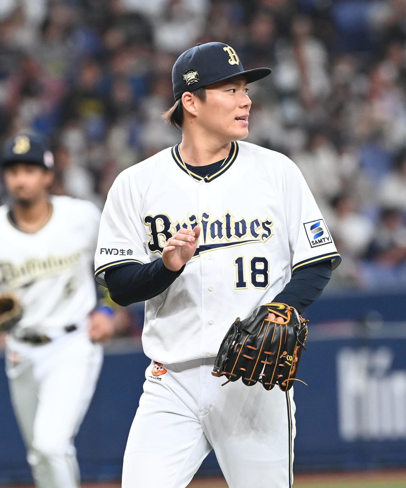 オリックス対ロッテ　5回を投げ終え、笑顔でベンチに戻オリックス山本（撮影・和賀正仁）