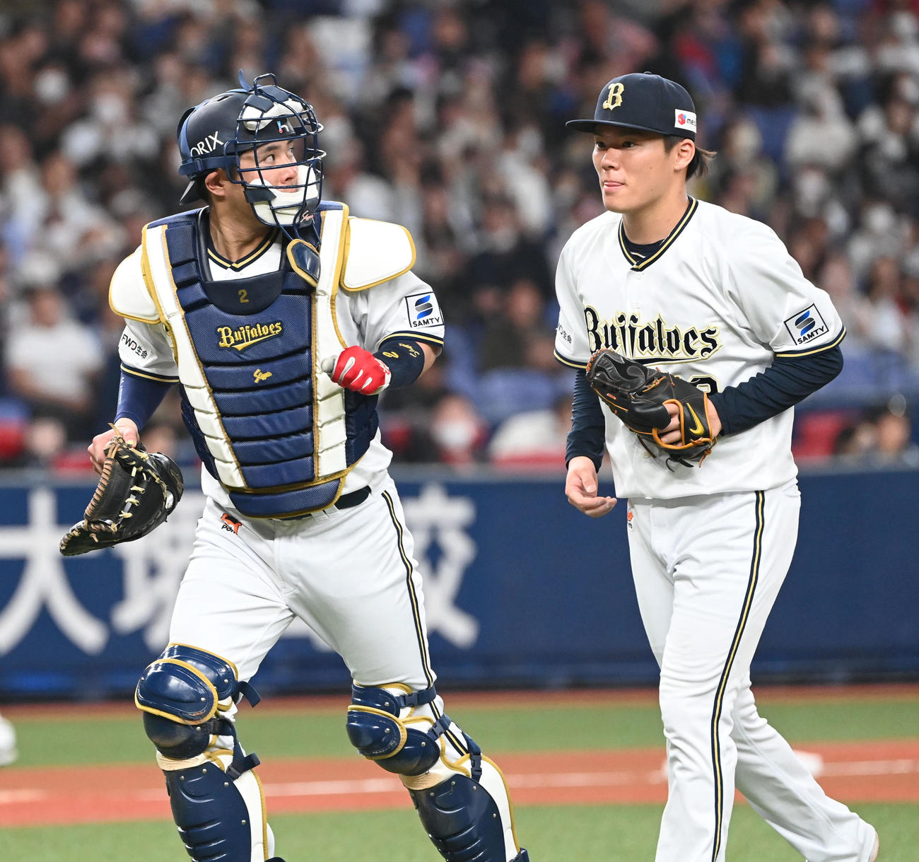 オリックス対ロッテ　6回を投げ終え若月（左）とともにベンチに戻る山本（撮影・和賀正仁）