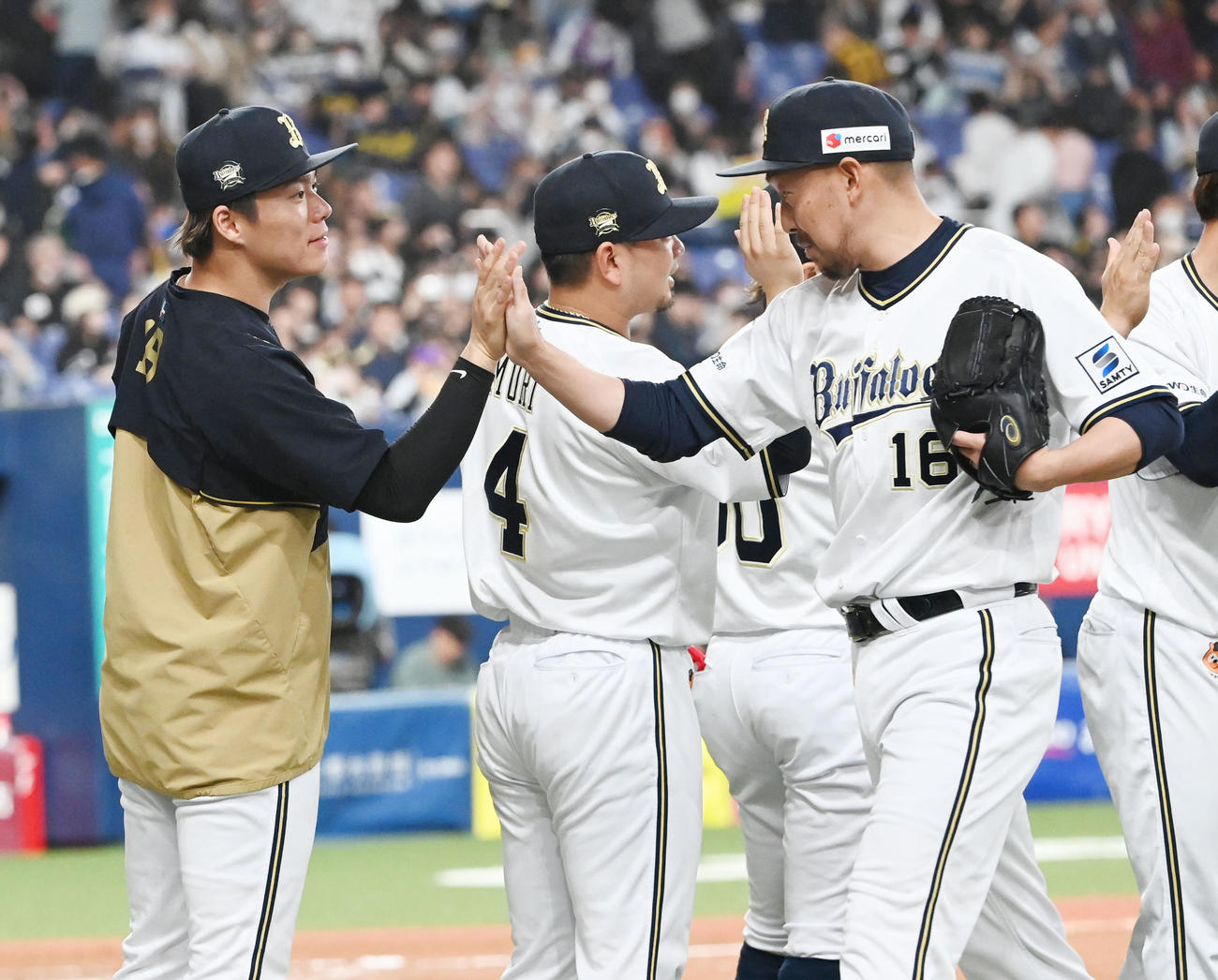 オリックス対ロッテ　ロッテに勝利し平野佳（右）らナインを迎えるオリックス山本（撮影・和賀正仁）