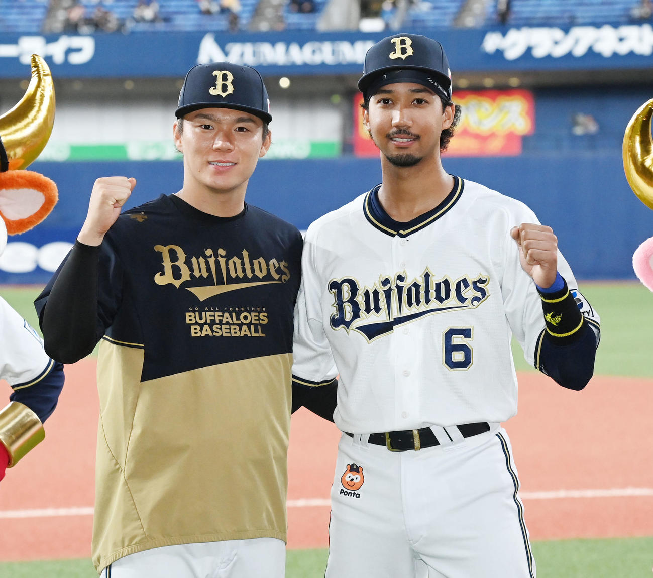 オリックス対ロッテ　投打のヒーロー山本（左）と宗はカメラに向かってポーズ（撮影・和賀正仁）