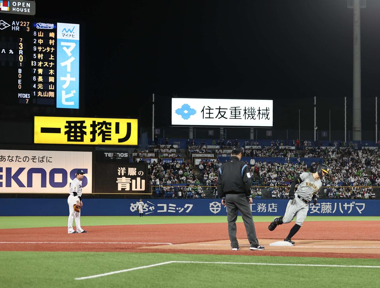 ヤクルト対阪神　8回表阪神無死一塁、佐藤輝は右越えに2点本塁打を放つ。左は村上（撮影・上田博志）