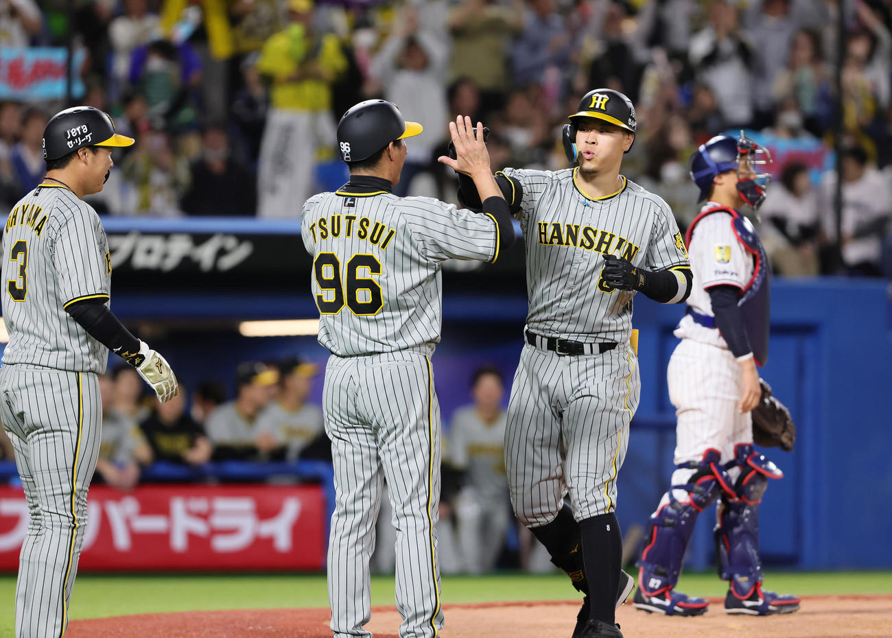 ヤクルト対阪神　8回表阪神無死一塁、右越え2点本塁打を放ちタッチを交わす佐藤輝（右）（撮影・足立雅史）