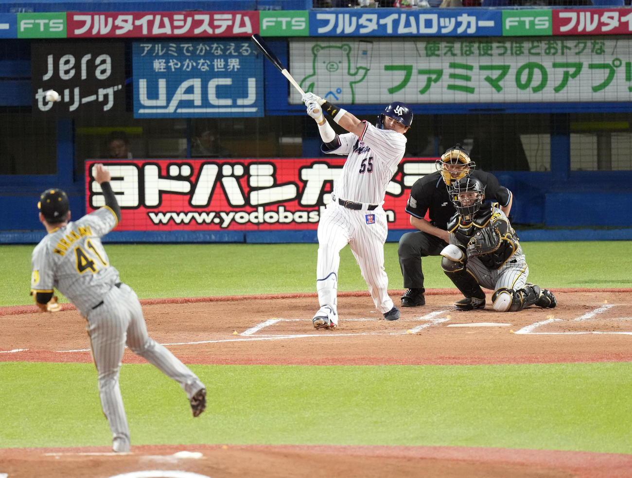 ヤクルト対阪神　2回裏ヤクルト無死、二ゴロに打ち取られる村上。投手村上（撮影・狩俣裕三）