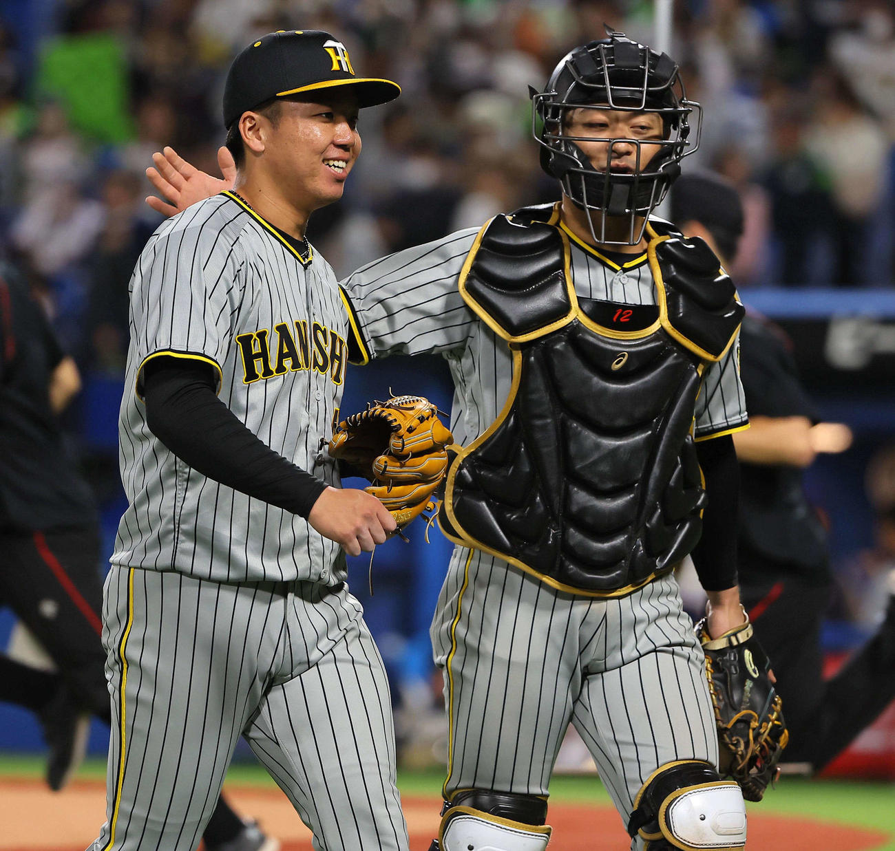 ヤクルト対阪神　無失点に抑えた村上（左）は笑顔を見せながら坂本とベンチに引き揚げる（撮影・上田博志）