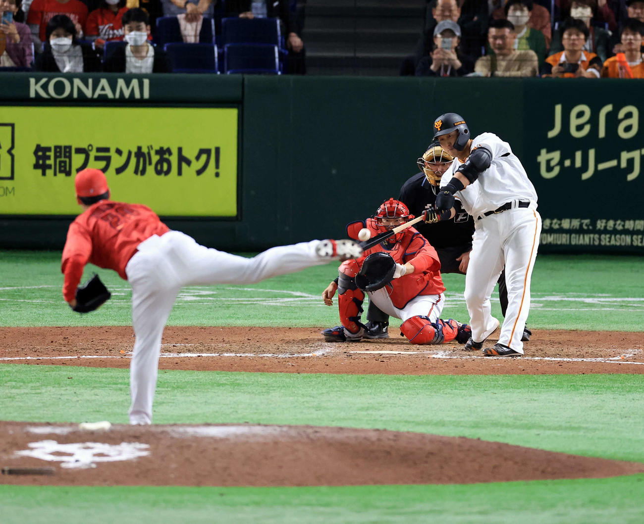 巨人対広島　9回裏巨人2死一塁、中田翔はサヨナラ逆転2点本塁打を放つ。投手栗林（撮影・浅見桂子）