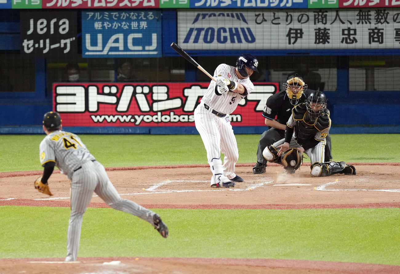 ヤクルト対阪神　7回裏ヤクルト2死、空振り三振に倒れる村上。投手村上（撮影・狩俣裕三）