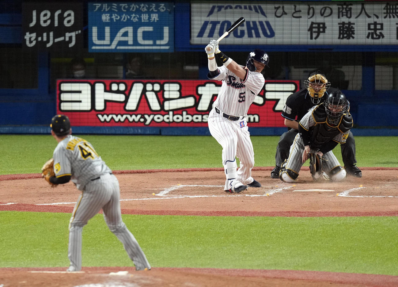 ヤクルト対阪神　7回裏ヤクルト2死、空振り三振に倒れる村上。投手村上（撮影・狩俣裕三）