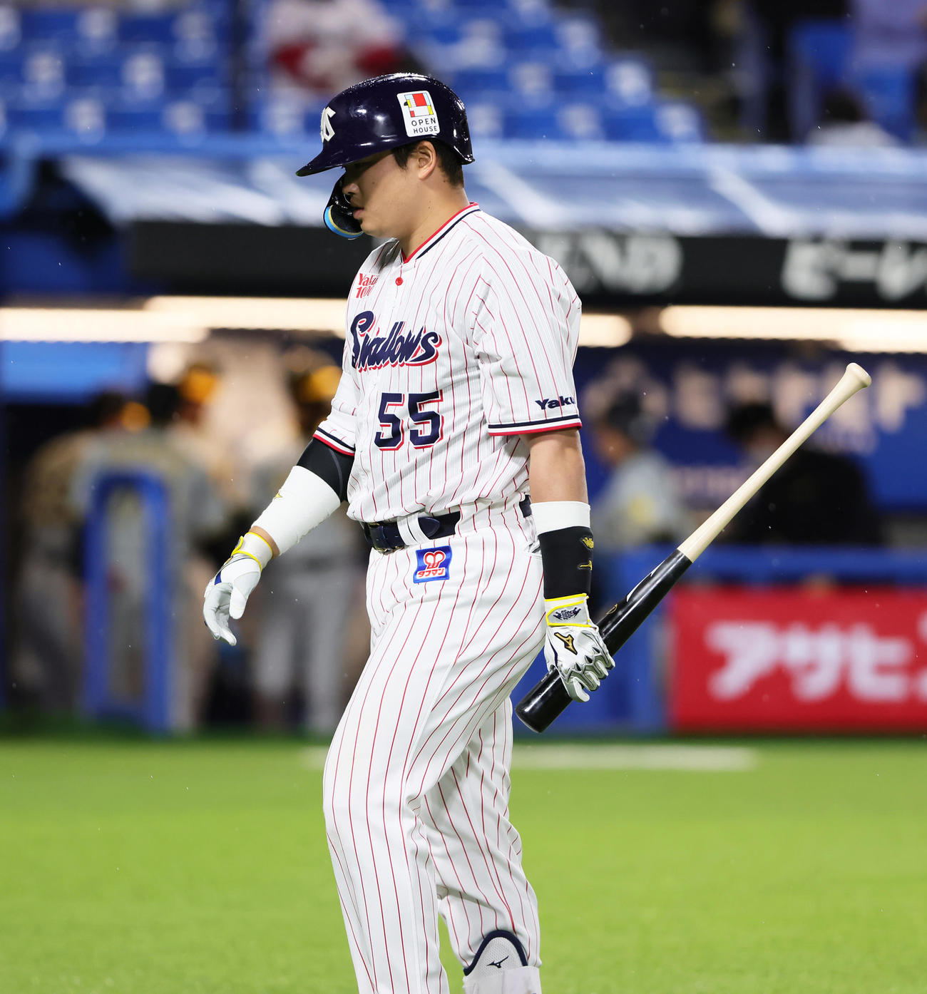 ヤクルト対阪神　9回裏ヤクルト2死三塁、空振り三振に倒れ、チームは7連敗となり引き揚げる村上（撮影・足立雅史）