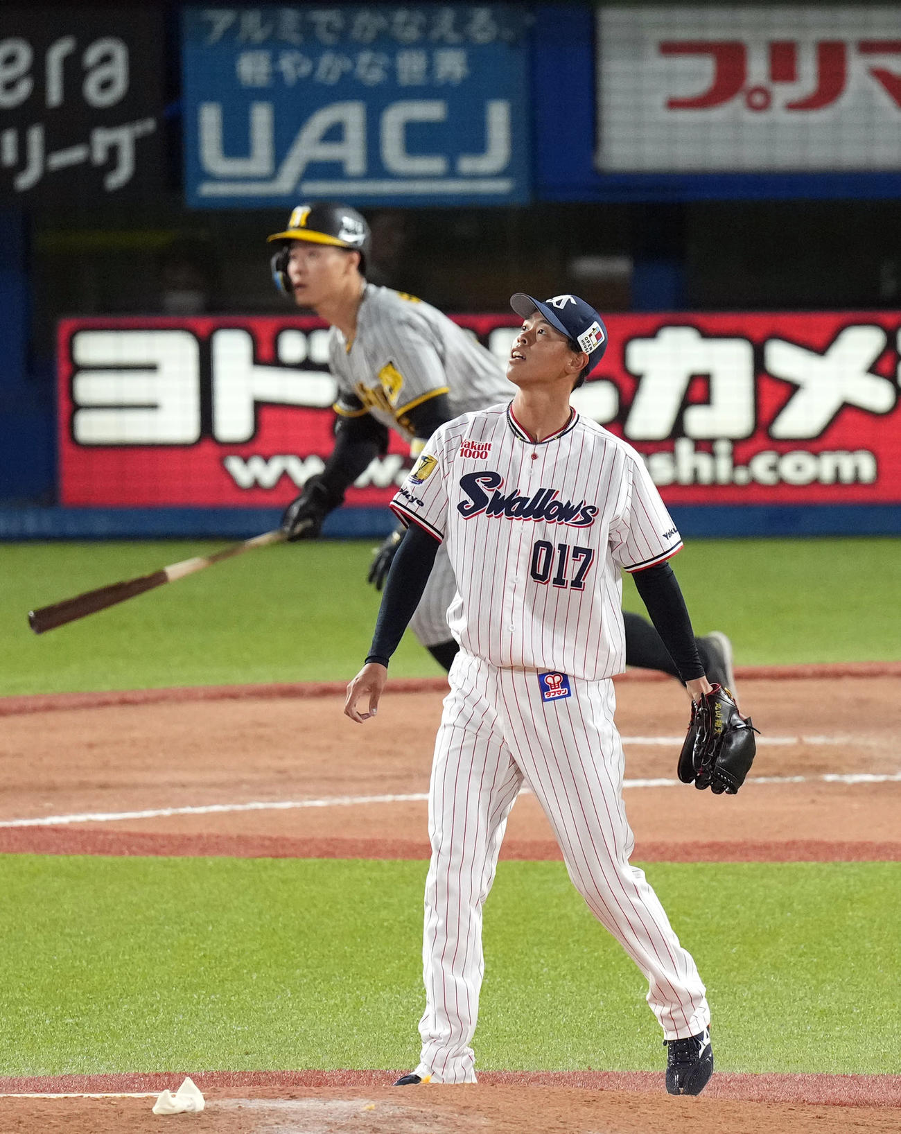 ヤクルト対阪神　8回表阪神無死一塁、佐藤輝に2点本塁打を打たれる丸山翔（撮影・狩俣裕三）
