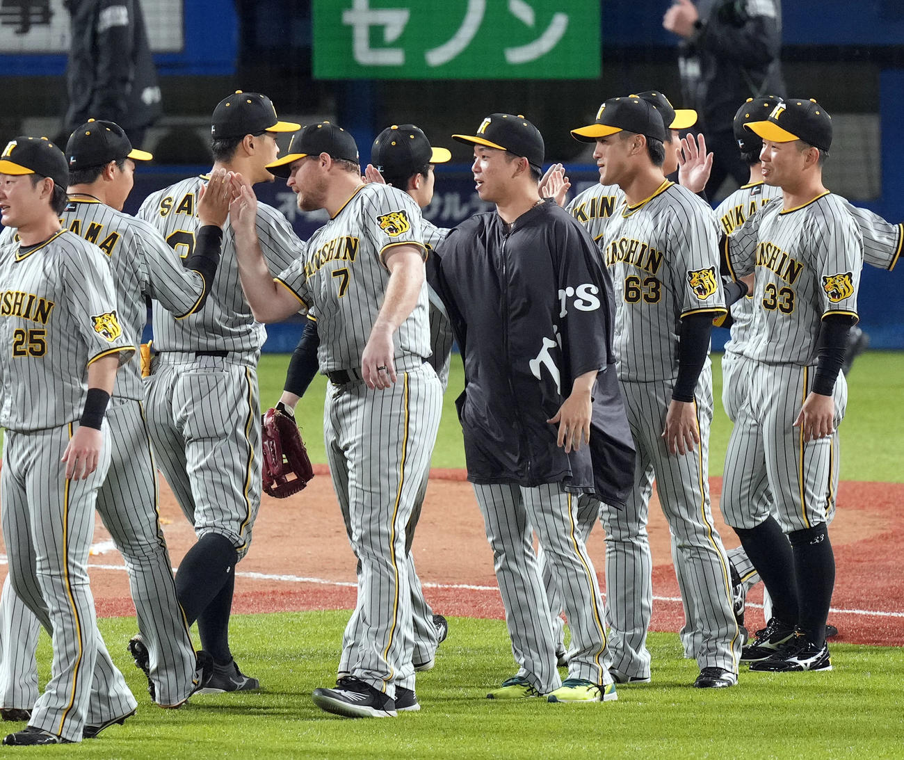 ヤクルト対阪神　試合後、佐藤輝（中央左）とタッチを交わす村上（同右）（撮影・狩俣裕三）